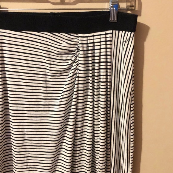 ⭐️ Lou & Grey Maxi Skirt - Picture 2 of 7